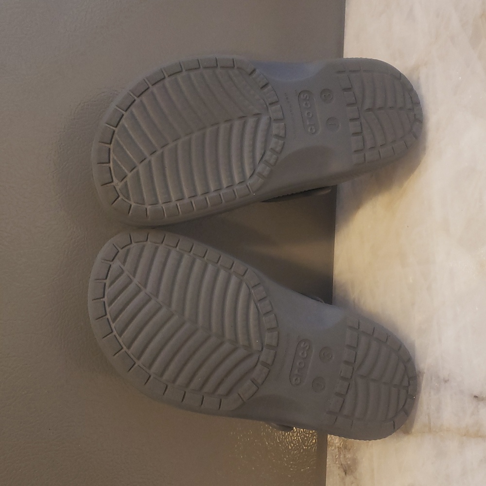 Gray lined Crocs - Picture 5 of 9
